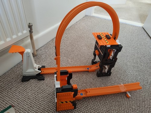 Hot wheels track - hot,