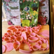 Cake decorating/sugarcraft Wilton flower garden 27 cutters. 