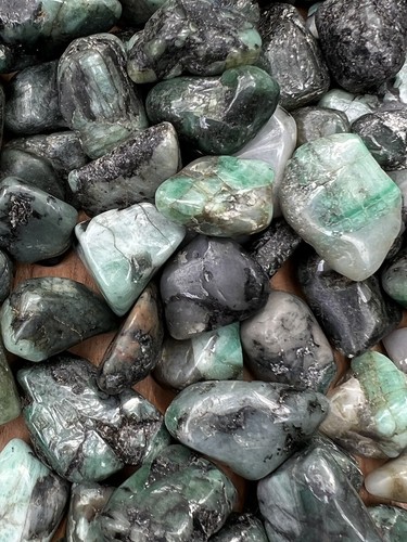 Emerald tumblestone 25mm - emerald,