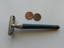 A VINTAGE BLUE HANDLE GILLETTE TTO DE SAFETY RAZOR, U-4. MADE in ENGLAND.