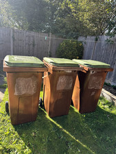 240L Wheelie bins with lids