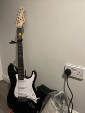 Black stratocaster 2picks capo