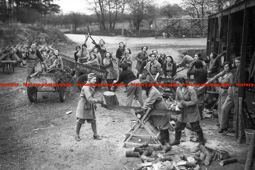 F007701 land girls - land, of