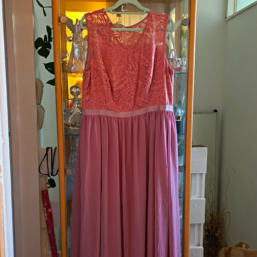 Dress tells pink - ", "