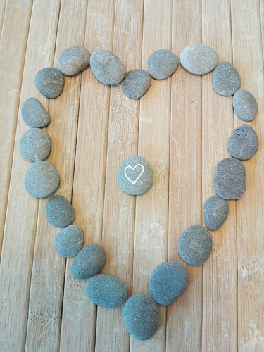Small flat beach pebbles - small,
