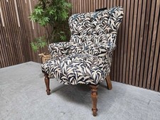 Traditional Buttoned Accent