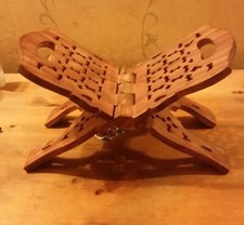 VINTAGE HAND CARVED WOODEN FOLDING BOOK/MAGAZINE RACK