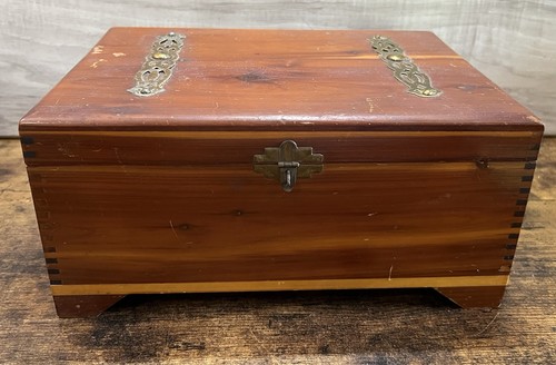 Vintage cedar keepsake jewelry - vintage,