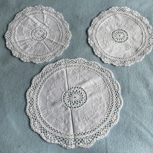 Vtg doilies three round white