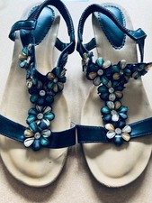 Ladies shoes. Size 8.