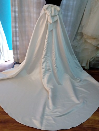 Ivory satin train hook - , on