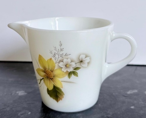 Vintage retro jaj - vintage, milk