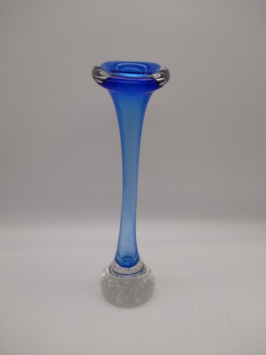 Blue bud vase controlled - bud,