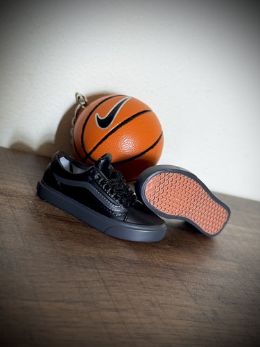 Vans trainers keyring - 3d,