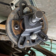 Hole brake drum - 4-hole, removal