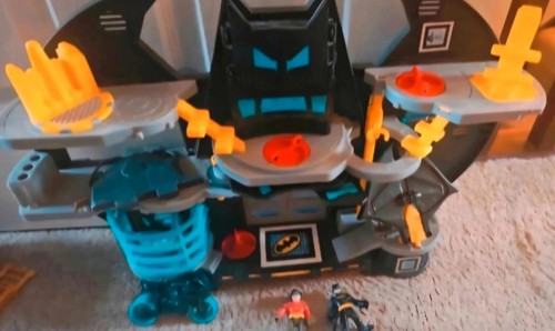Batman batcave with figures - batman,