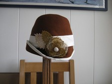 LADIES TAN/BROWN CLOCHE HAT