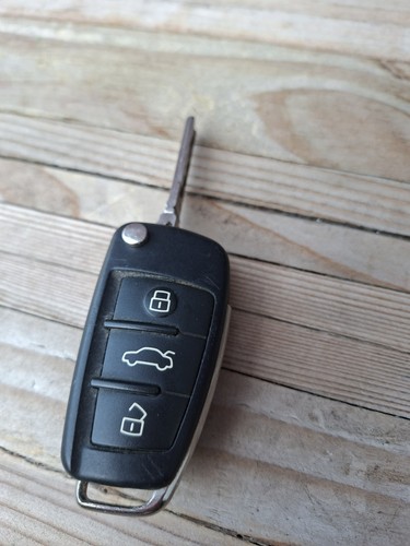 Audi key 4f0837220r - audi,