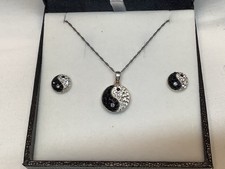 WARREN JAMES COSTUME JEWELLERY 18"  NECKLACE PENDANT WITH STUD EARRINGS BOXED