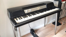 Wurlitzer EP200A - 1981 Vintage Electric Piano, inc legs, sustain and case EP200
