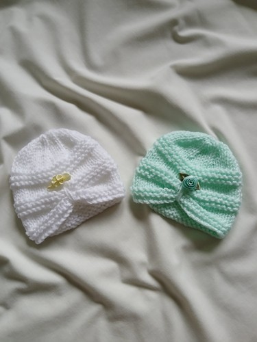 New premature baby girl hand - 2,