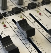 1x Behringer 1204 Mixer