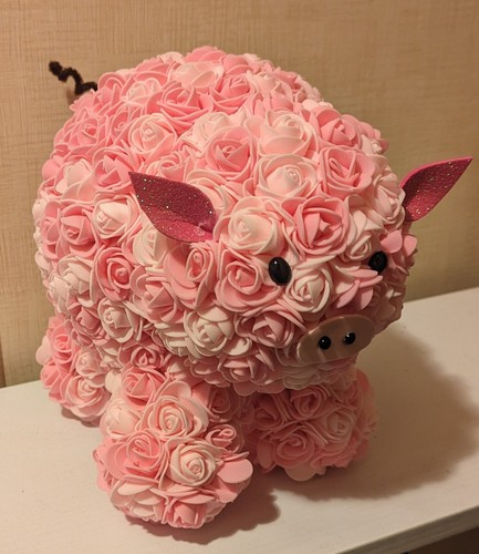 Pig with forever roses - 25, cm
