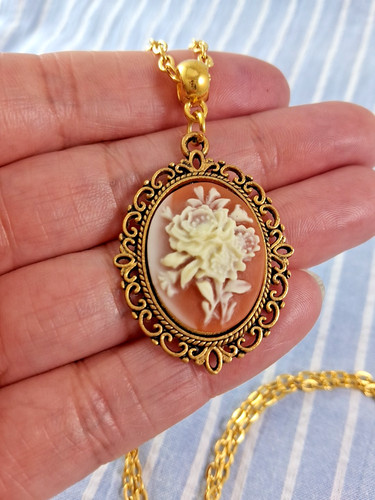 Cameo necklace cream - necklace,