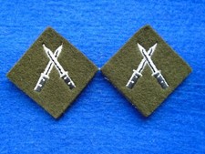 PAIR BRITISH MILITARY SECTION COMMANDER BATTLE WOVEN CLOTH QUALIFICATION BADGE