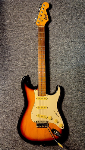 Squier fender strat - by,