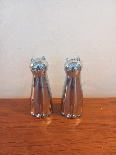 Silvertone metal cat salt and - salt,