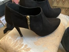 Ladies Faux Suede Mid-Heel