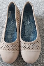 Moshulu Vinaigrette 2 beige flat shoes size 3