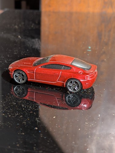 Hot wheels aston - hot, v8