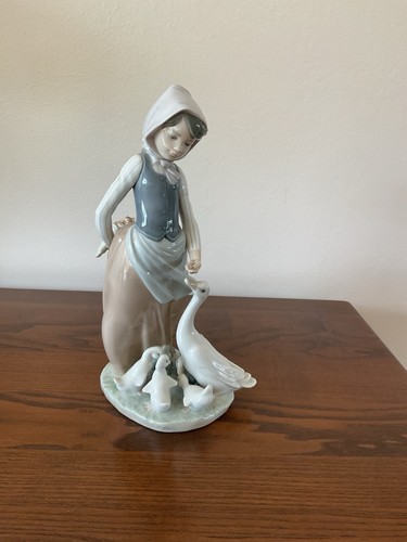 Lladro figurine lady feeding - lladro,