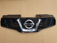 NISSAN QASHQAI MK1 07-13. J10. FRONT BLACK GRILL WITH CHROME LOGO. CAMERA 