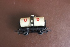 TRIANG OO GAUGE R15 UNITED DAIRIES MILK WAGON / TANKER - BOXED