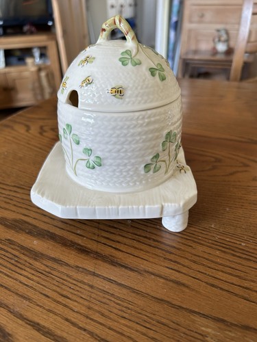 Vintage bee honey pot with - bee,