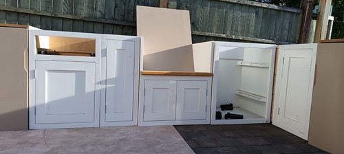 Kitchen units two colours - in,