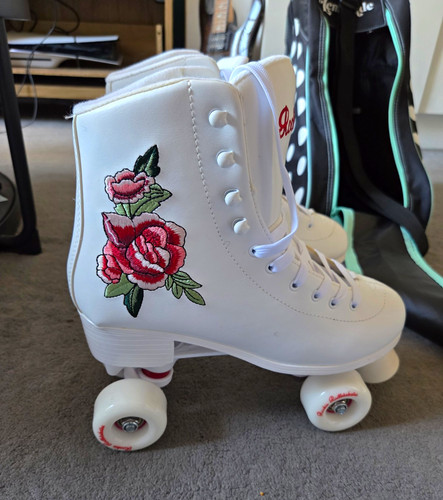 White quad skates with rose - white,