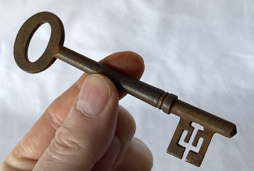 Large 75cm antique metal - ~10.75cm,