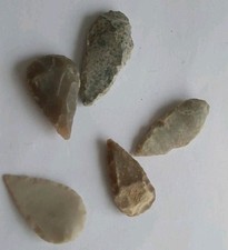 5 NEOLITHIC FLINT CARVED ARROWHEADS STONE AGE BRITAIN WAR RELIC 3000 B.C.