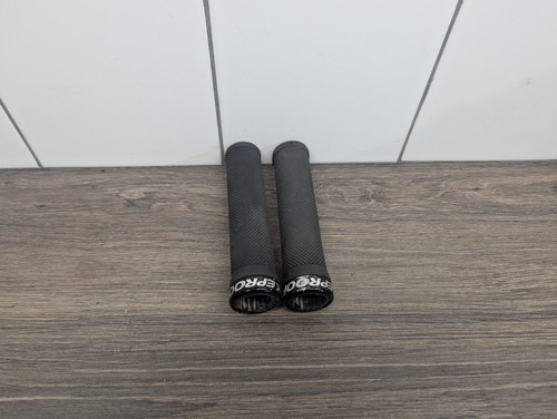 Nukeproof lock mtb grips - on,