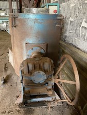 Iron Melting Furnace 500 Kg Graphite Crucible And Chemical Continuous Flow Sand