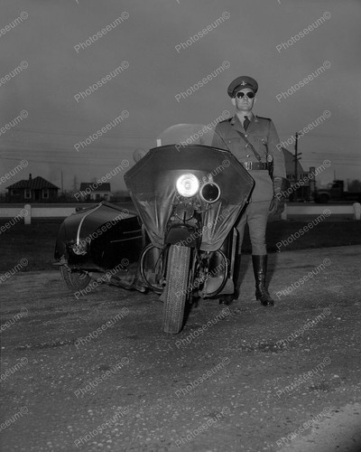 Police officer motorcycle - on,