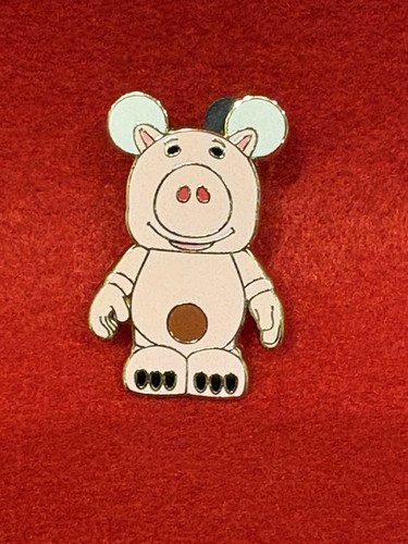 Disney pin trading - pin, badge