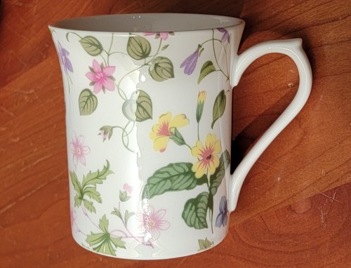 Queens country meadow - meadow, mug(s)