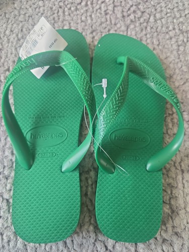 These green havaianas are - these,