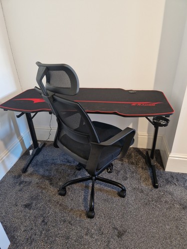 Modern gaming desk setup - gaming,
