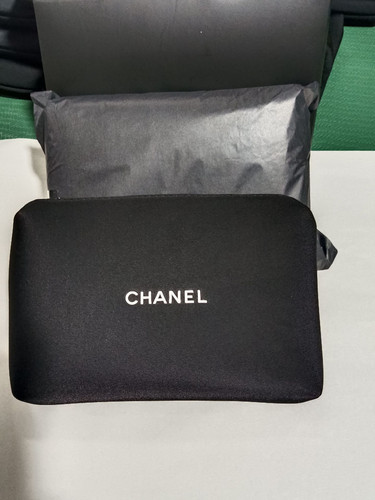 Black chanel make bag or - up,